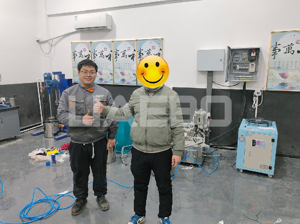 河北某公司1L砂磨機(jī)、150三輥機(jī)調(diào)試成功